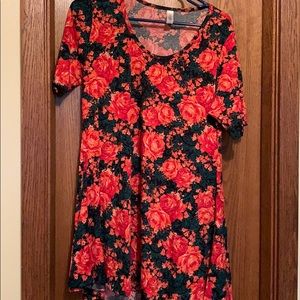 Medium lularoe perfect tee
